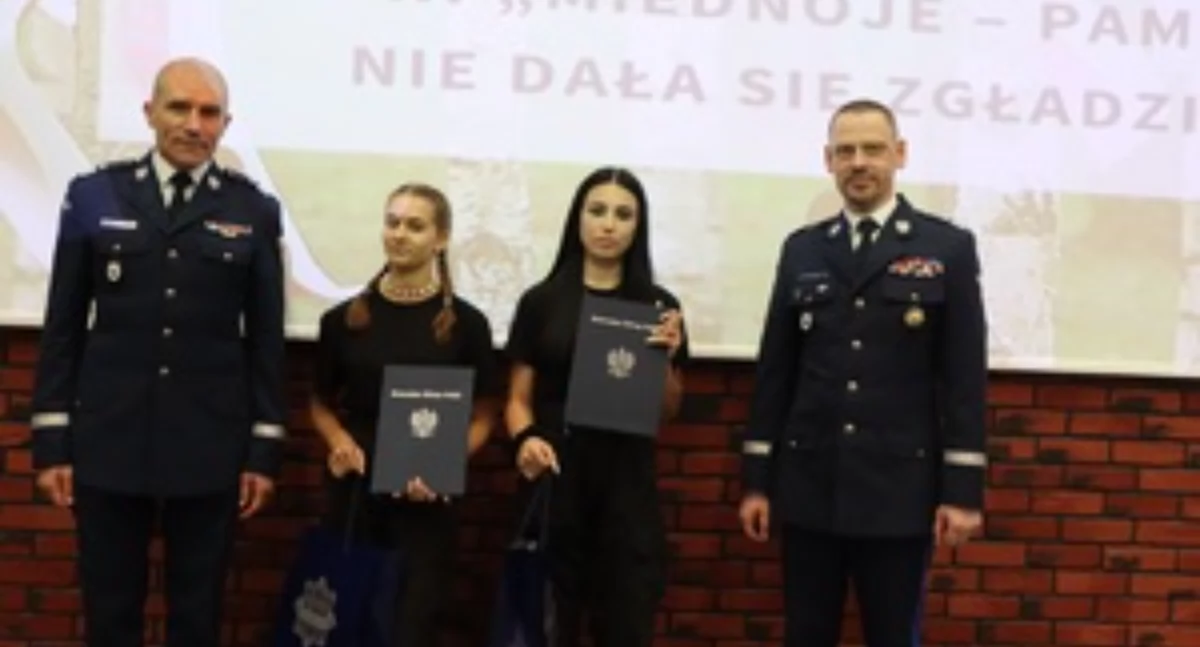 Na zdjęciu: Nagrodzone uczennice, fot. KPP Radomsko