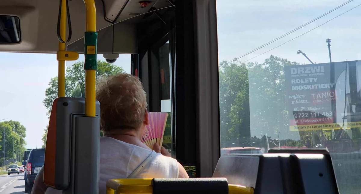 Na zdjęciu: Pasażerka chłodząca się wachlarzem.