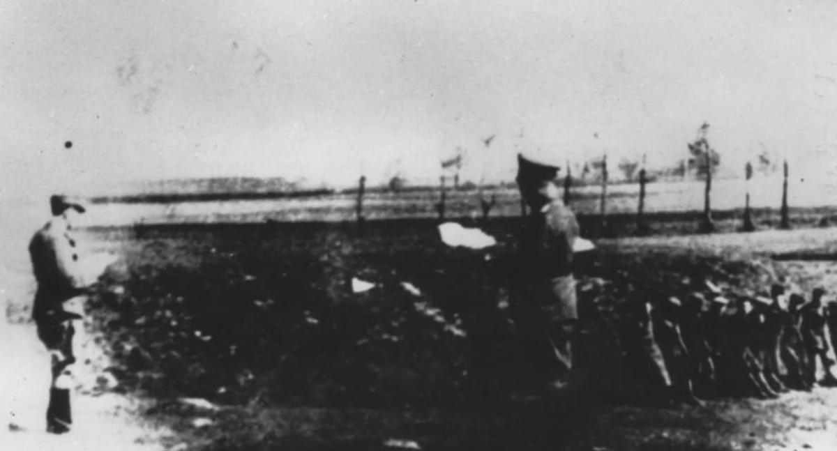 Na zdjęciu: Egzekucja Polaków w Radomsku, czytanie wyroku, fot. Narodowe Archiwum Cyfrowe