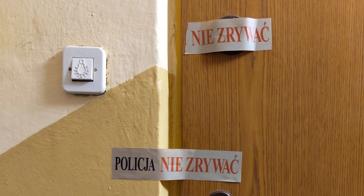 Na zdjęciu: Drzwi mieszkania, w którym znaleziono ciała