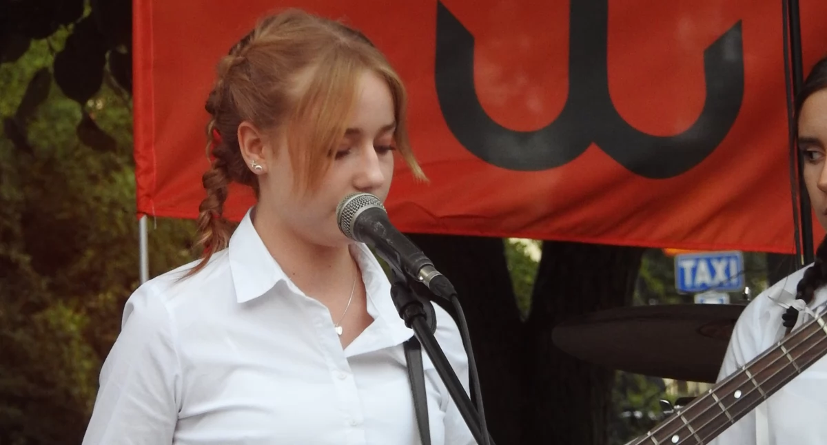 Na zdjęciu: Jedna z uczestniczek koncertu na placu 3 Maja