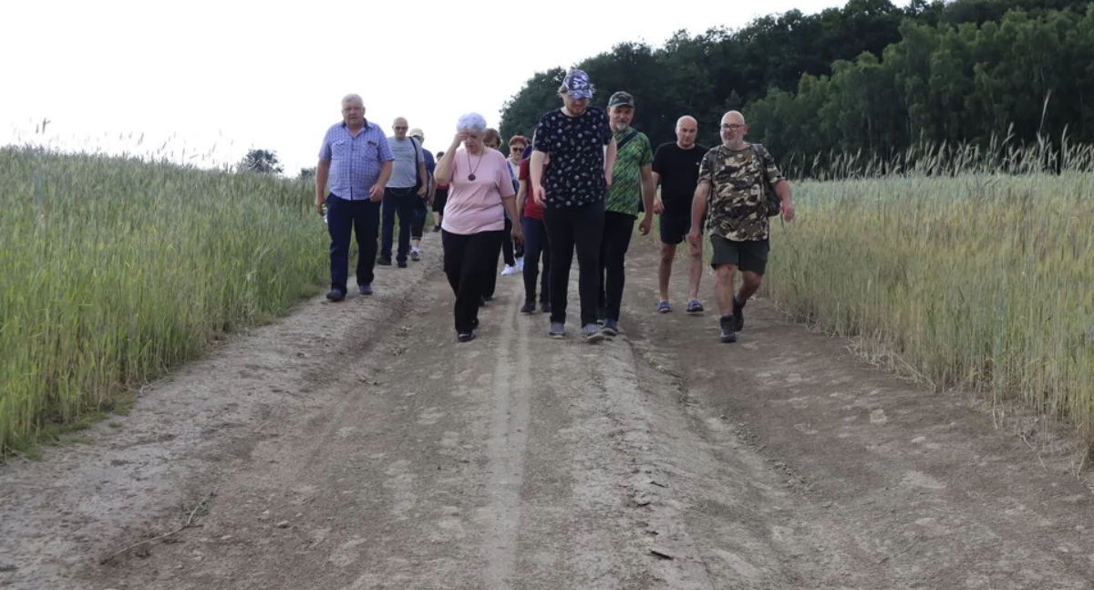 Na zdjęciu uczestnicy rajdu pieszego, fot. Powiat Radomszczański