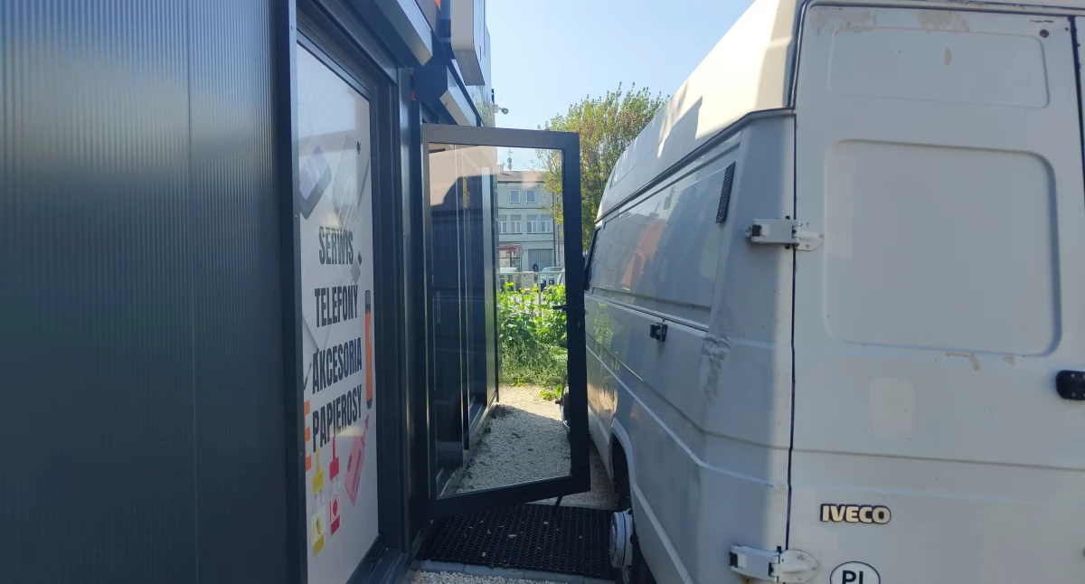 Na zdjęciu: Kontener i bus