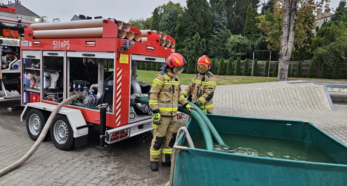 Na zdjęciu: Radomszczańscy strażacy sprawdzają sprzęt, fot. KP PSP Radomsko