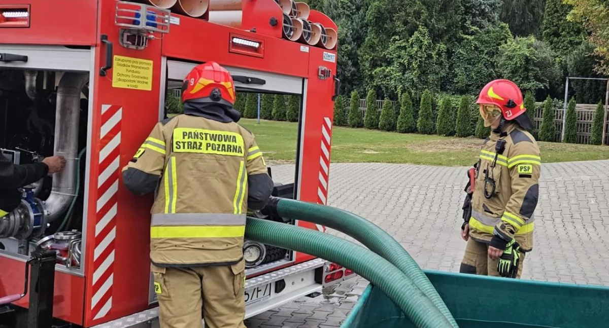 Na zdjęciu: Radomszczańscy strażacy podczas sprawdzania sprzętu, fot. KP PSP Radomsko