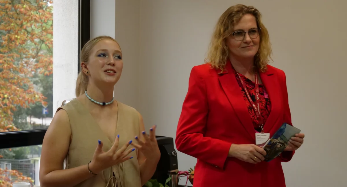Na zdjęciu Weronika Zarębska i Jolanta Dąbrowska, kierowniczka w MDK, fot. Facebook/MDK Radomsko