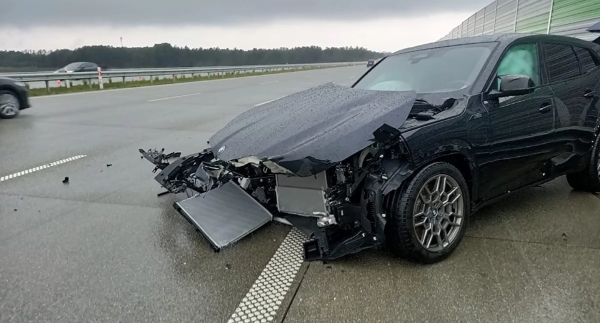 Na zdjęciu: Rozbite BMW, fot. Facebook/OSP Kamieńsk