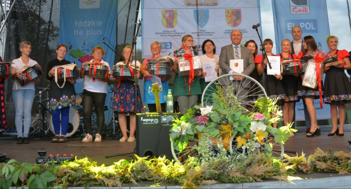 Na zdjęciu rozdanie nagród, fot. Facebook/Powiat Radomszczański