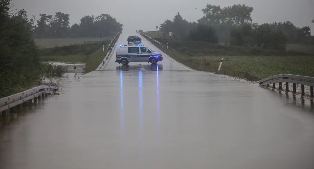 Na zdjęciu: Zalana droga w powecie świdnicikim, fot. Swidnica24.pl