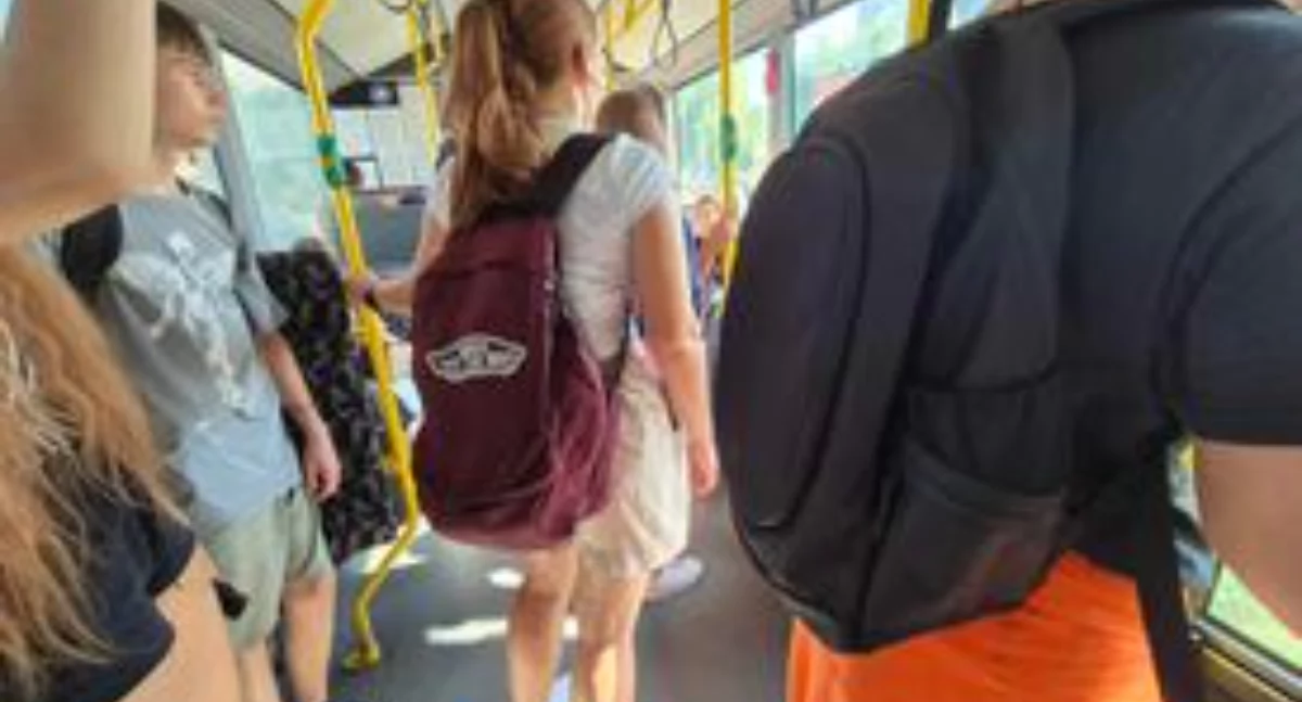 Na zdjęciu: Pasażerowie w autobusie MPK