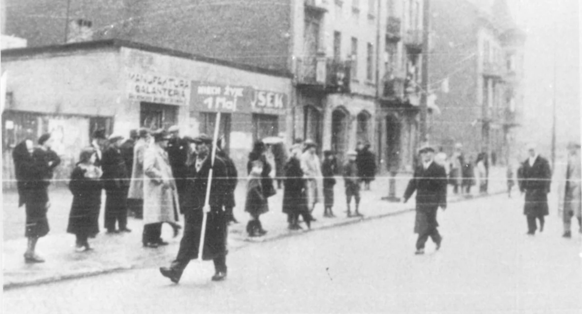 Na zdjęciu: Pochód 1 maja 1945 r. na ul. Brzeźnickiej. Fot. zbiory muzeum