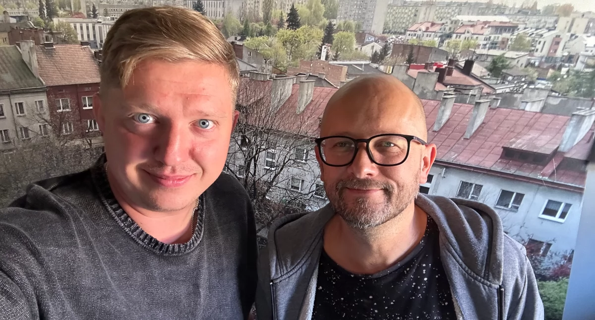 Na zdjęciu prowadzący podcast Dwaj Panowie AA