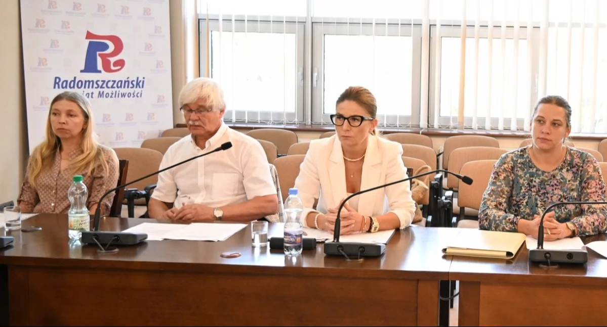 Na zdjęciu: Dyrekcja Pro Familii na komisji, fot. Facebook/Starostwo Powiatowe