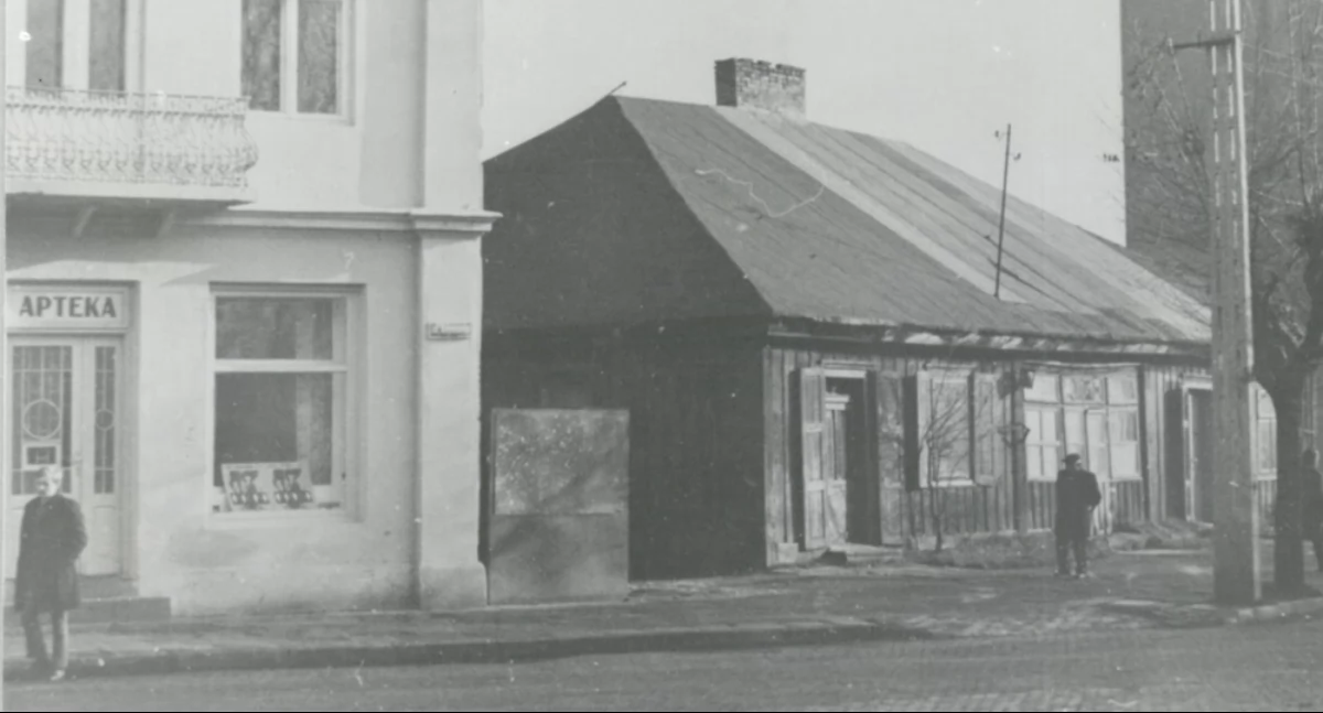 Na zdjęciu: Drewniany budynek koło apteki na ul. Reymonta.  Lata 70. Fot. zbiory muzeum