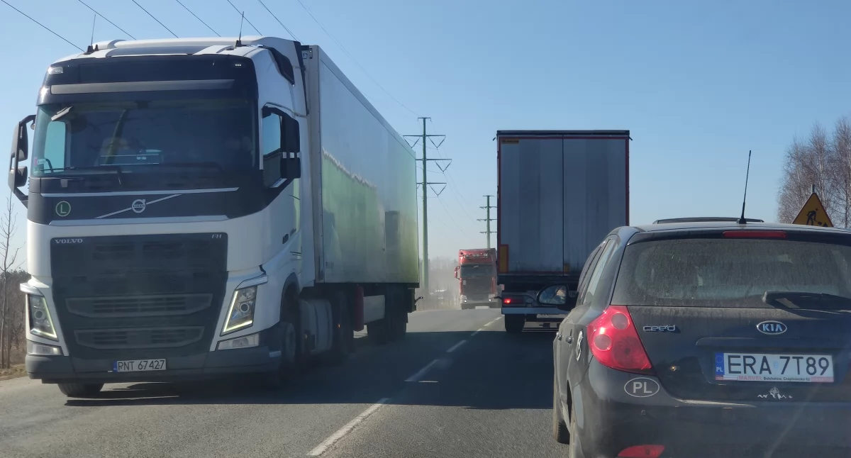 Na zdjęciu: Ruch w strefie ekonomicznej największy jest w momencie zakończenia i rozpoczęcia kolejnej zmiany