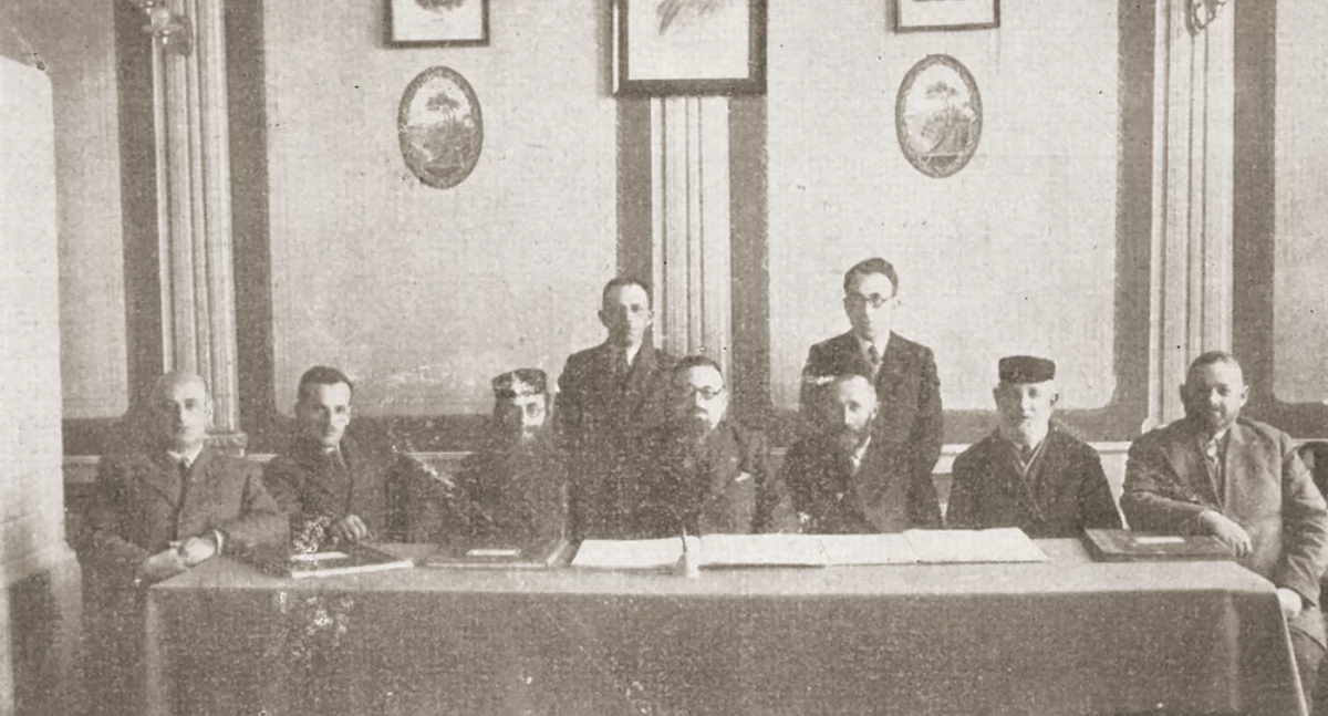Na zdjęciu: l Radomsko: Gmina Wyzn. Żydowska. Siedzą od lewej: Herman Rodal, zast. przew. Zarządu Elim. Jakubowicz, A. Grosman, przewodniczący Zarządu M. Berger, prezes Rady J. H. Tyger, J. D. Fajtlowicz i H. L. Zajdman. Stoją od lewej: F. Paryż i sekretarz Eliezer Rozenbaum