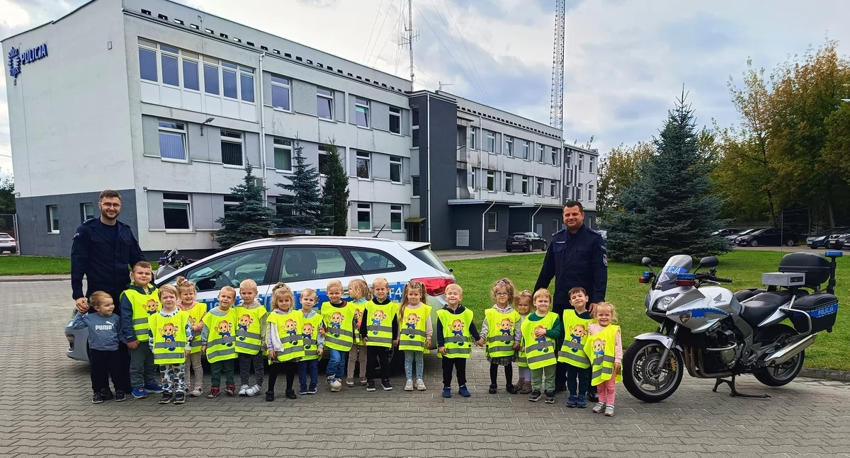 Na zdjęciu przedszkolaki i policjanci