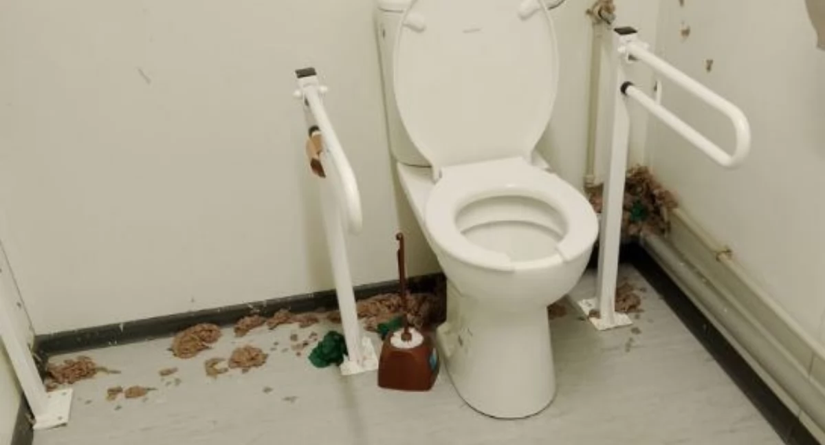 Na zdjęciu toaleta na Gliniankach po nocy