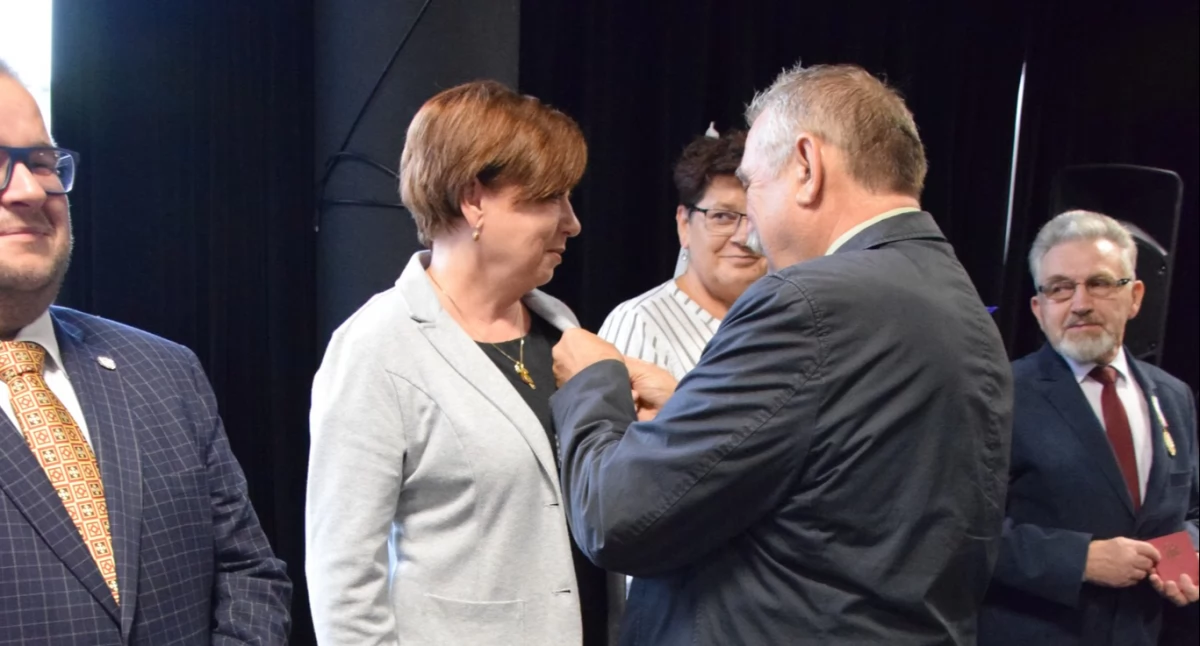 Na zdjęciu: Wręczanie pamiątkowych medali, fot. Facebook/UM Radomsko