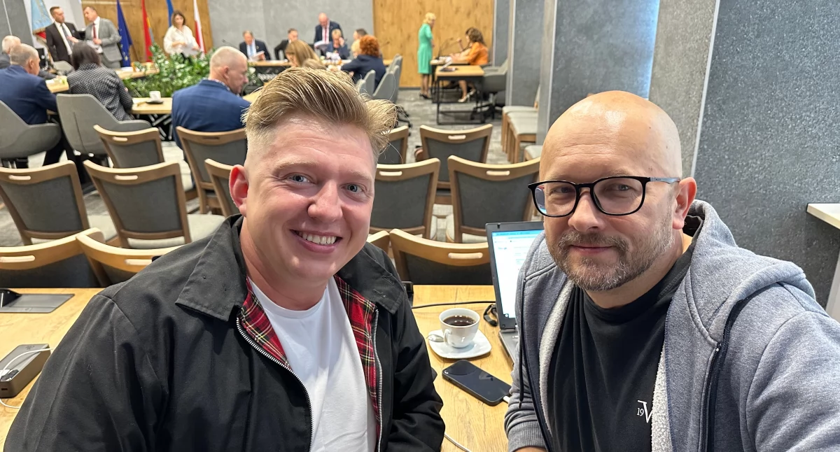 Na zdjęciu prowadzący podcast Paweł Aulich i Andrzej Andrysiak