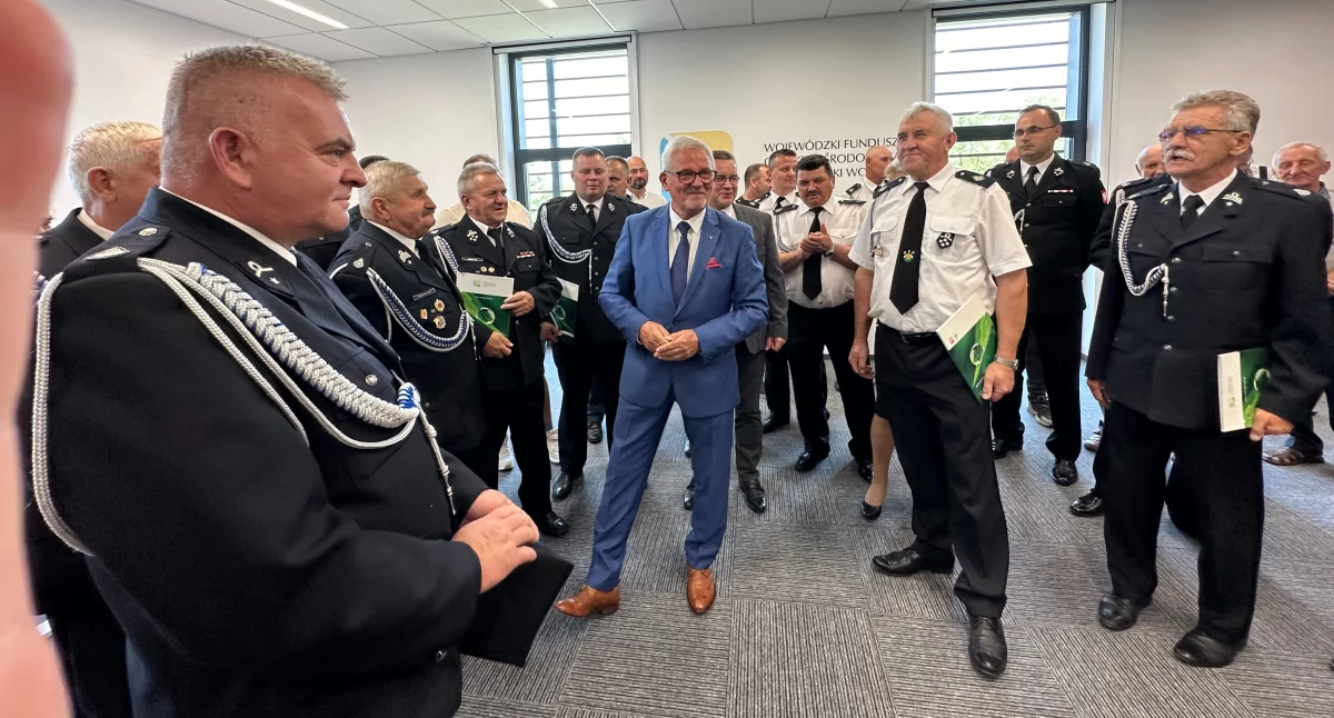 Wiceprezes Jerzy Kaczmarek z prezesami i skarbnikami OSP z powiatu radomszczańskiego, 