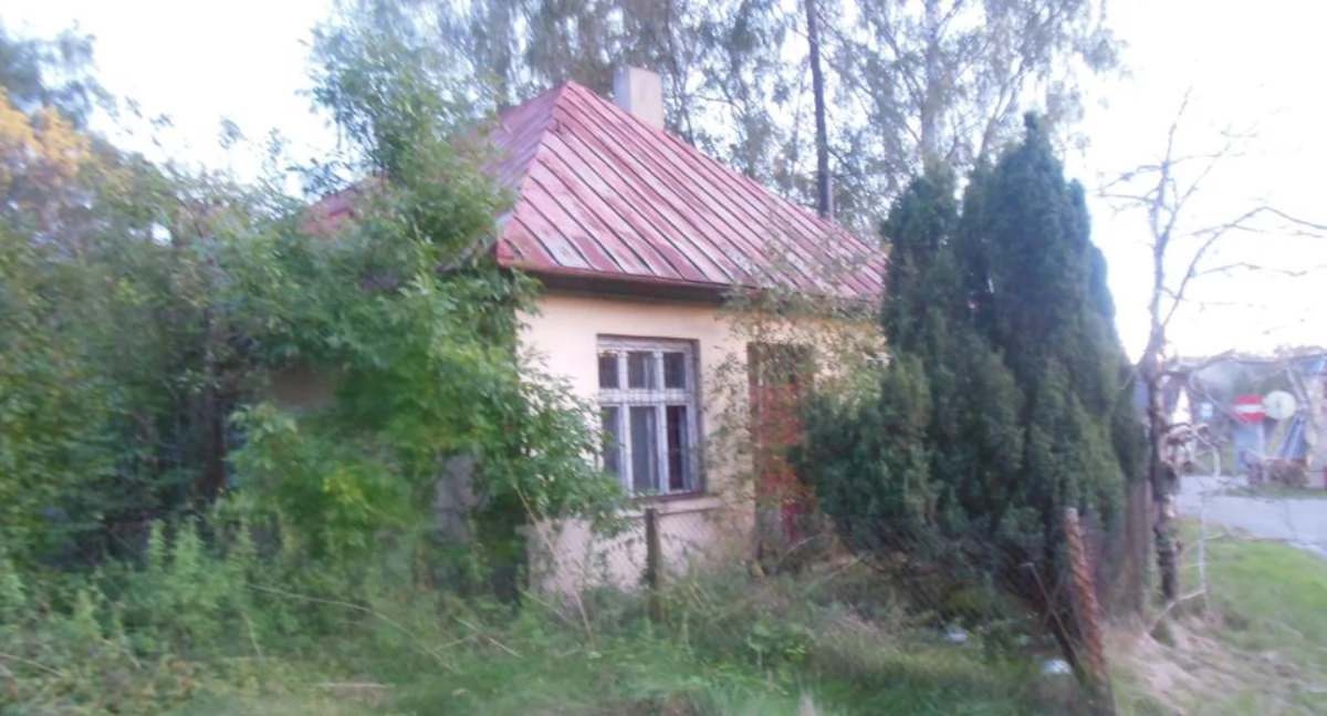 Na zdjęciu: Budynek po byłej szkole w dzielnicy Sucha Wieś, fot. Czytelnik