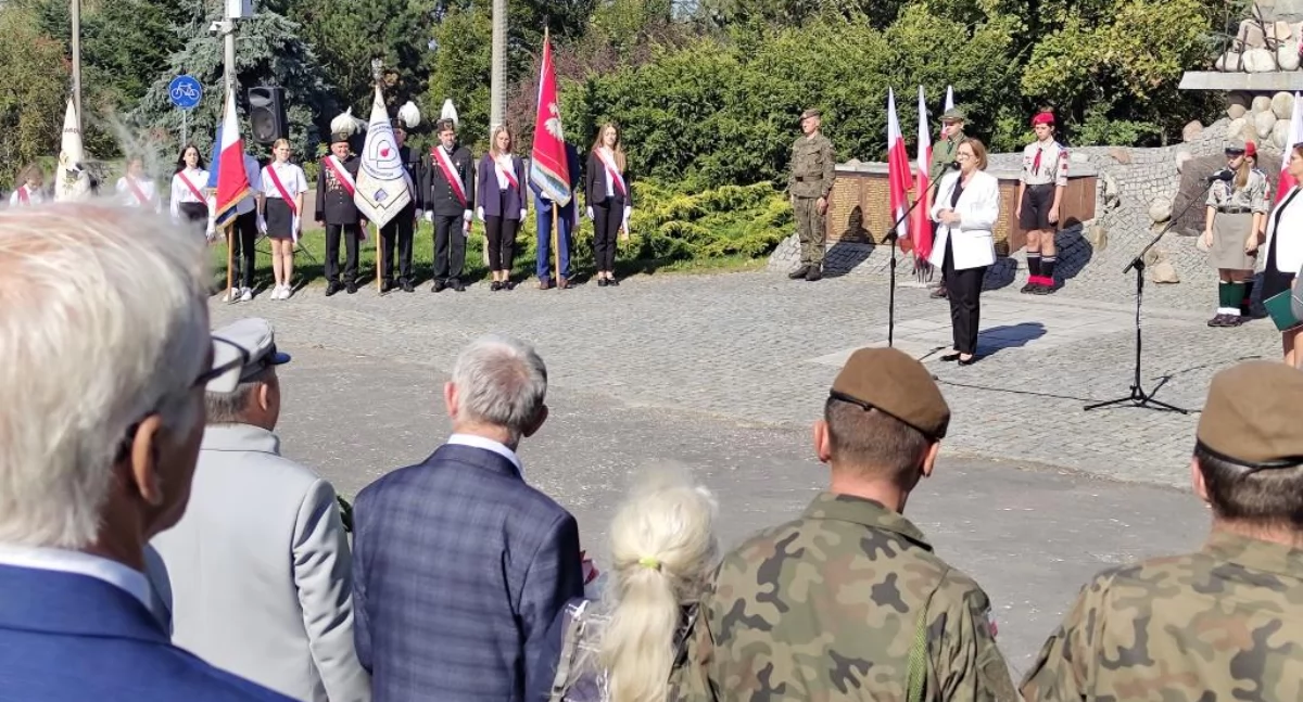 Na zdjęciu: Uroczystość pod pomnikiem KWP