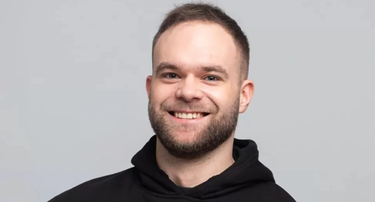 Na zdjęciu: Kosma Nykiel jest społecznikiem, prezesem stowarzyszenia „Łódź Cała Naprzód”. Z wykształcenia urbanista, obecnie pracuje dla londyńskiego samorządu. W 2024 roku został wybrany do Rady Miejskiej w Łodzi jako jedyny kandydat startujący z list Trzeciej Drogi