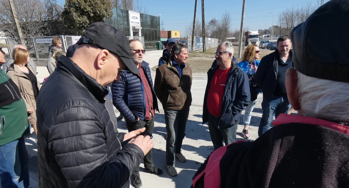 Mieszkańcy ulicy Poprzecznej, Młodzowskiej i Dolnej podczas protestu w marcu 2023 roku