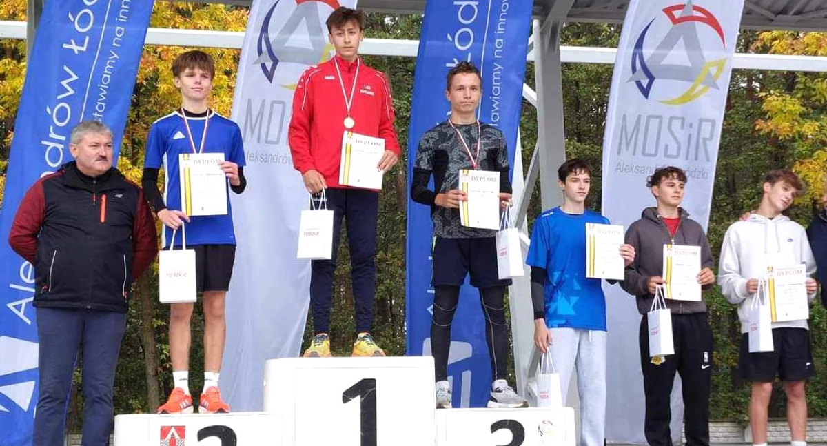 Na zdjęciu: Zawodnicy na podium, fot. Facebook/Powiatowy Szkolny Związek Sportowy w Radomsku 