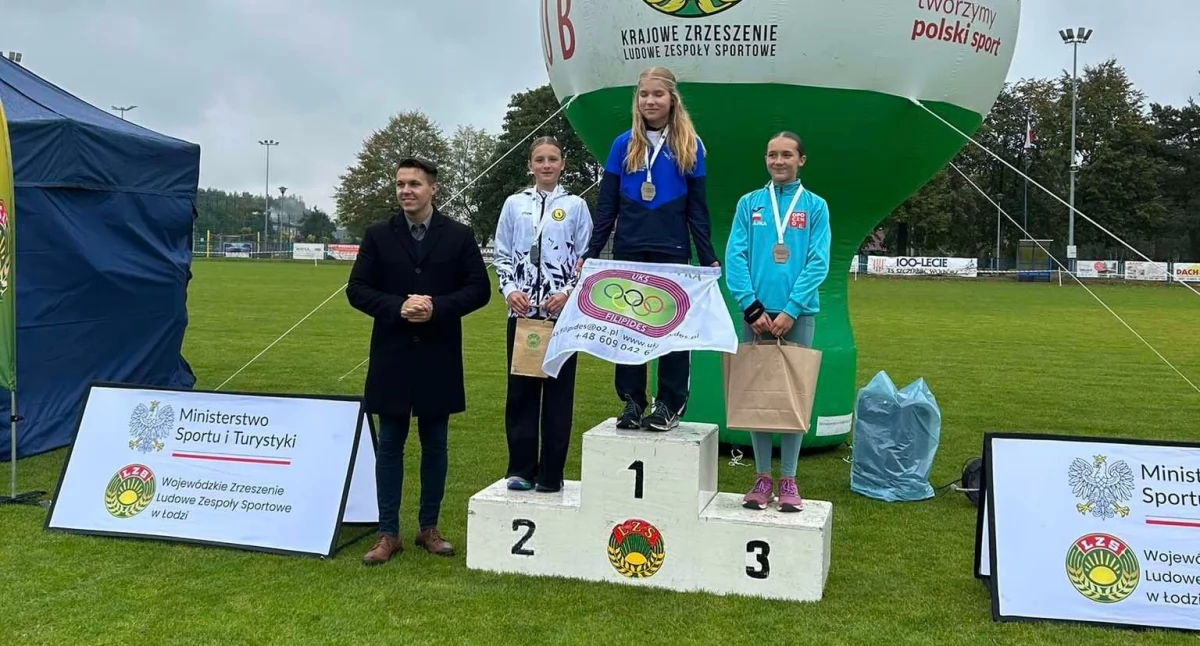 Na zdjęciu: Radomszczańscy zawodnicy na podium, fot. Facebook/Athletics Team Radomsko