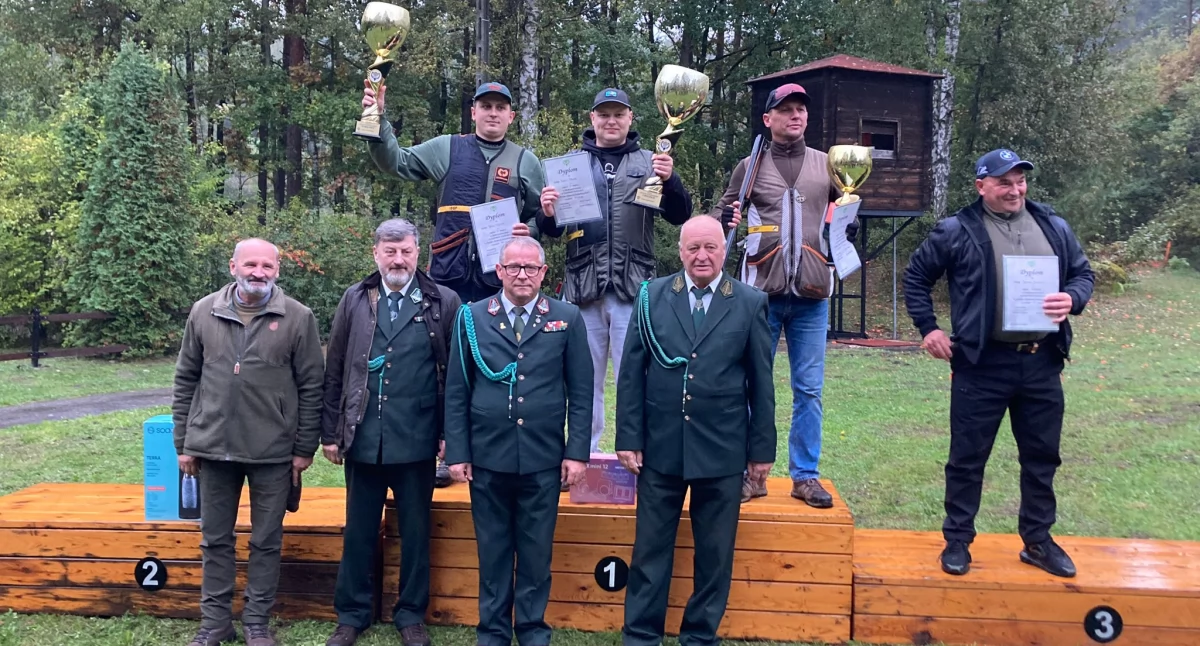 Na zdjęciu: zawodnicy na podium, fot. Facebook/Okręgowy Klub Strzelectwa Sportowego 