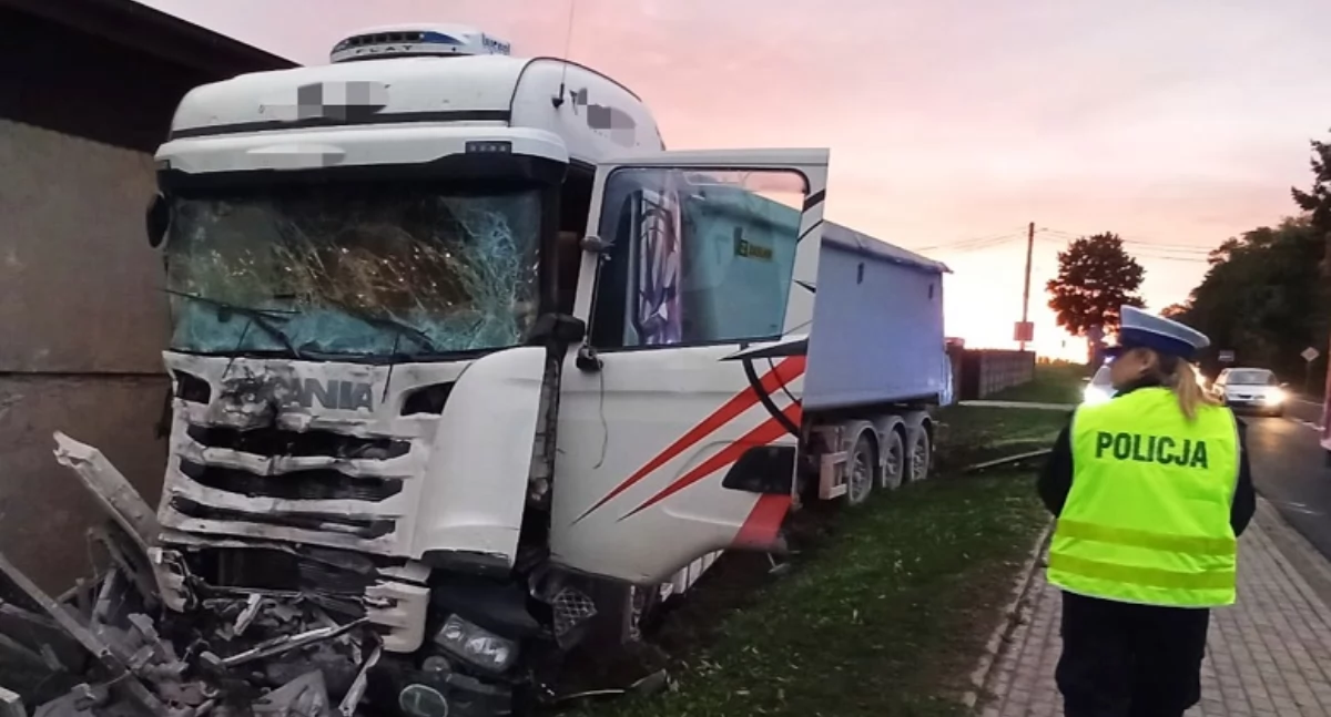 Na zdjęciu: Rozbita ciężarówka, fot. KPP Radomsko