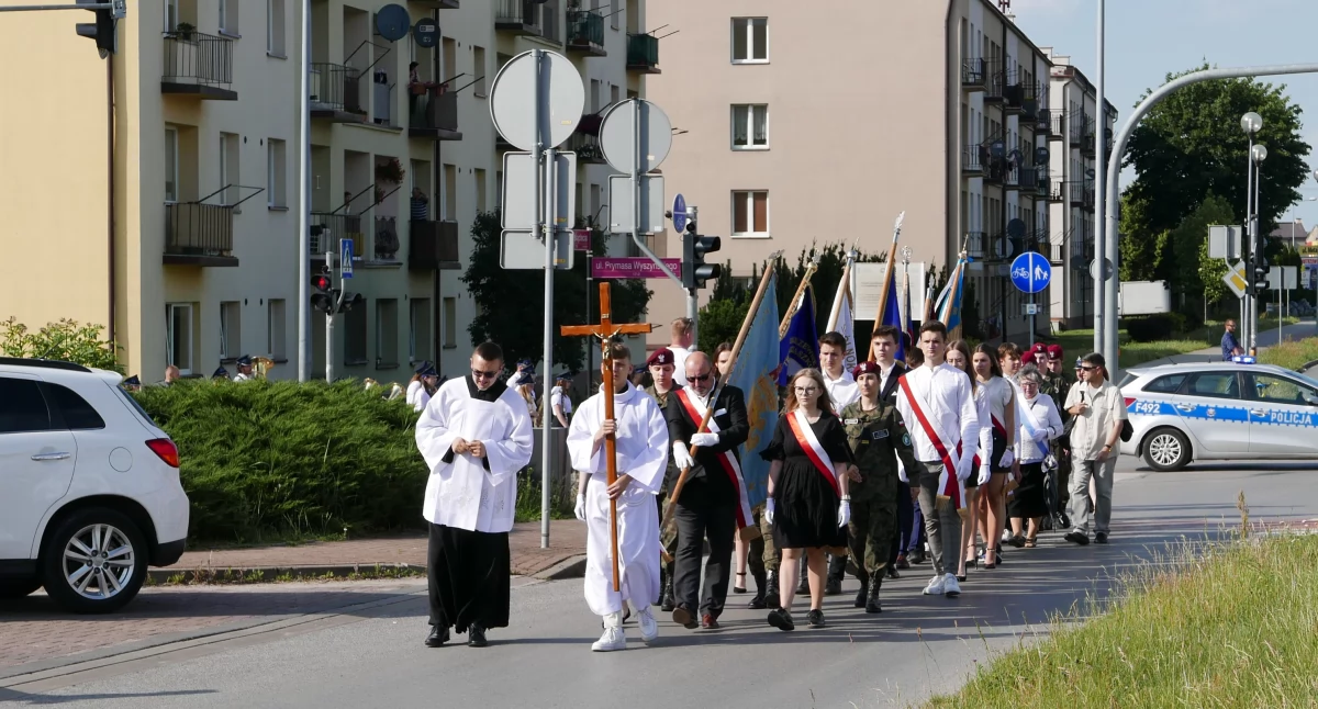 Na zdjęciu: Poczty sztandarowe z radomszczańskich szkół podczas Procesji Jadwiżańskiej, czerwiec 2024