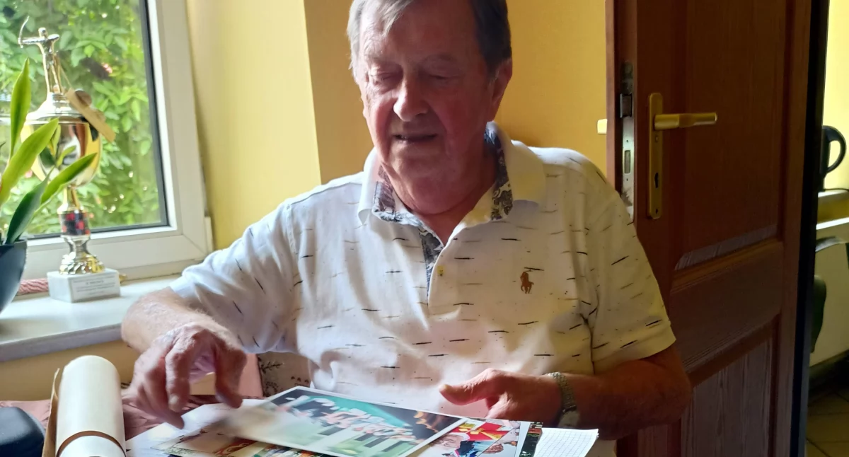 Na zdjęciu: Zygmunt Żebrowski opowiada o radomszczańskim rzemieślniku