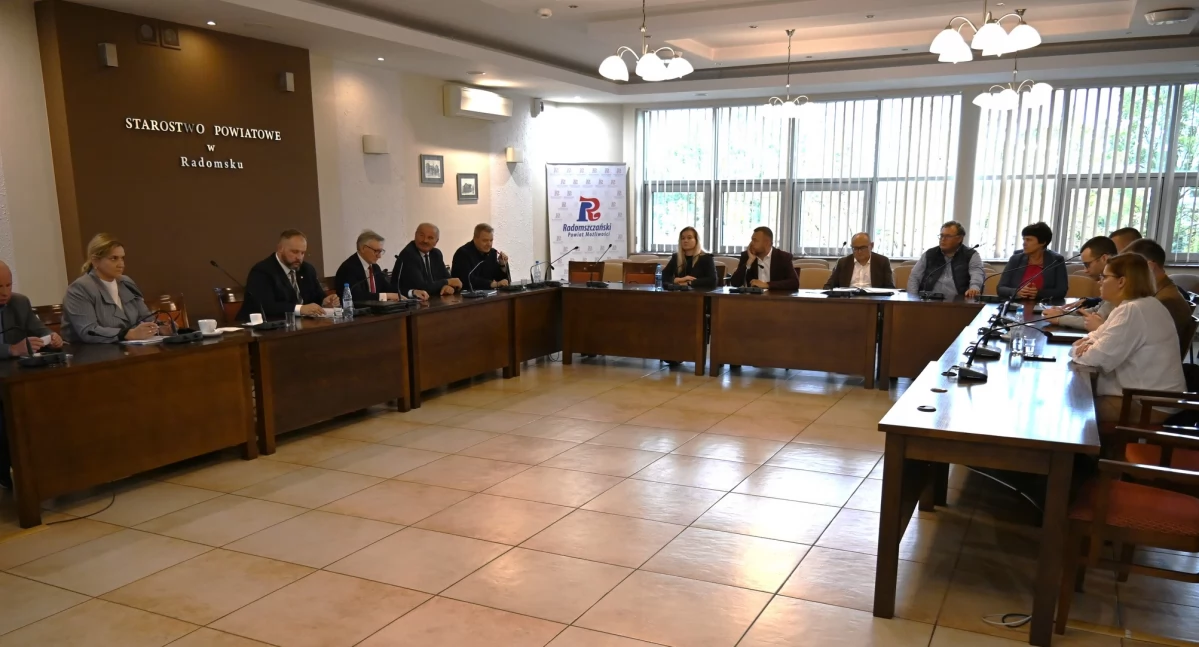 Na zdjęciu: Sesja rady, fot. Facebook/Powiat Radomszczański