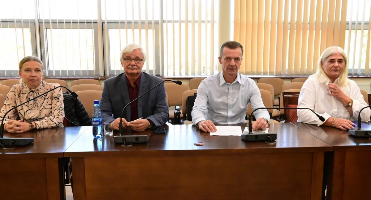 Na zdjęciu: Obrady, fot. Facebook/Powiat Radomszczański