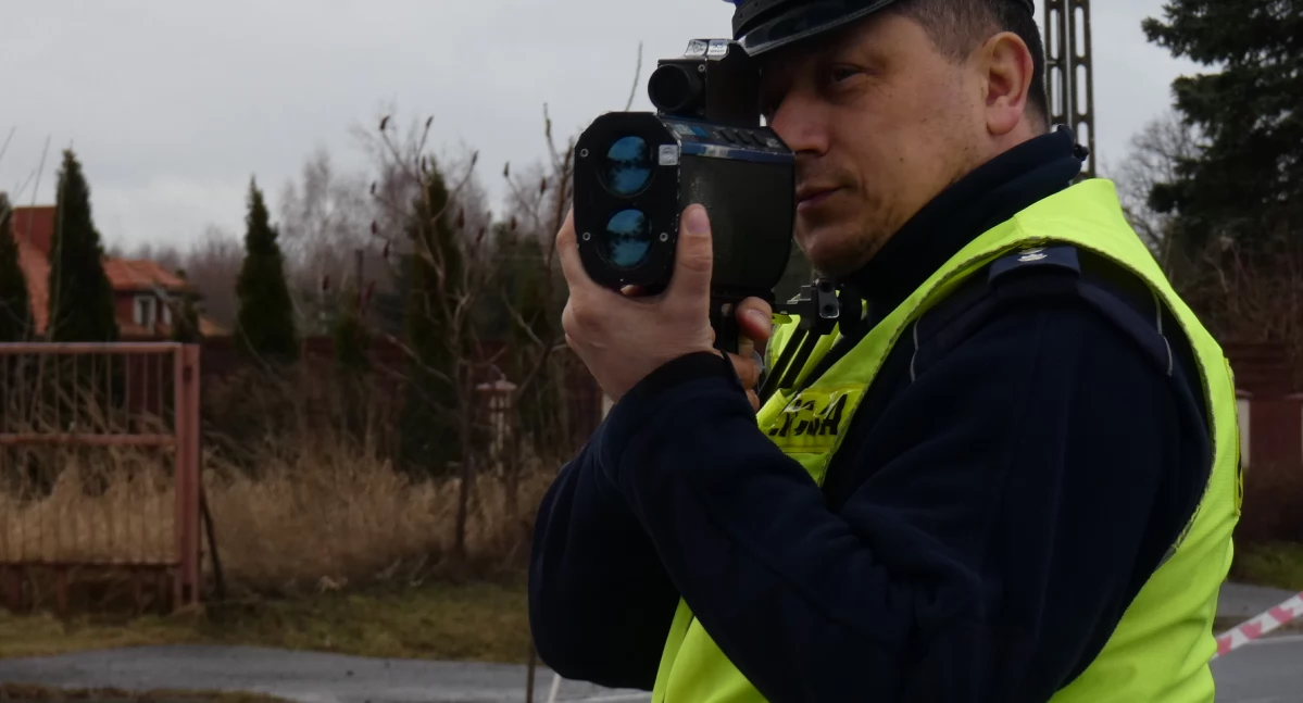 Na zdjęciu: Policjant wykonujący pomiar prędkości, fot. ilustracyjne
