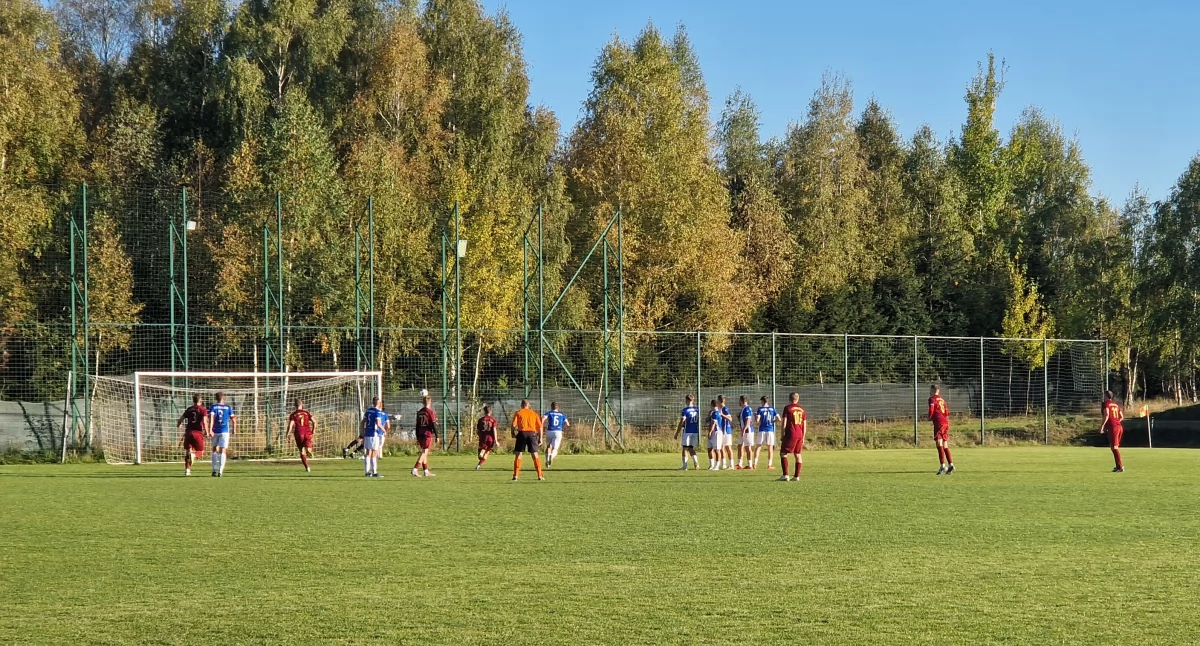 Na zdjęciu: Damian Rozpendek strzela gola dla Victorii na wagę punktu