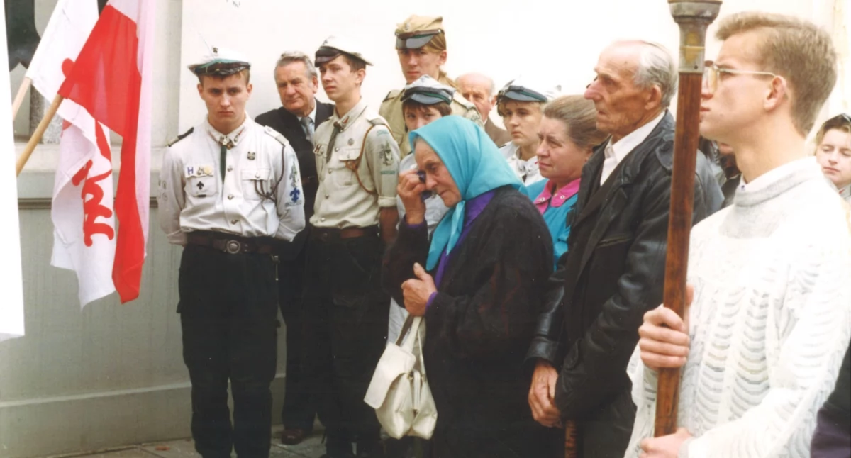 Na zdjęciu: 15 października 1995 r. Odsłonięcie na murze kościoła św. Lamberta tablicy poświęconej ks. Jerzemu Popiełuszce zamordowanemu w 1984 r. przez władze komunistyczne. Na fot. rodzice i bratowa ks. Popiełuszki. Fot. Jacek Kaszyński