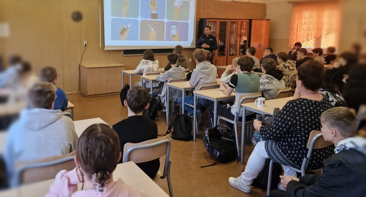 Na zdjęciu Aspirant Dariusz Kaczmarek na spotkaniu z uczniami, fot. KPP Radomsko