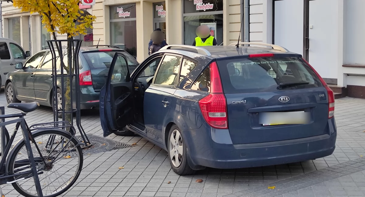 Na zdjęciu: Funkcjonariusze KAS-u w centrum Radomska