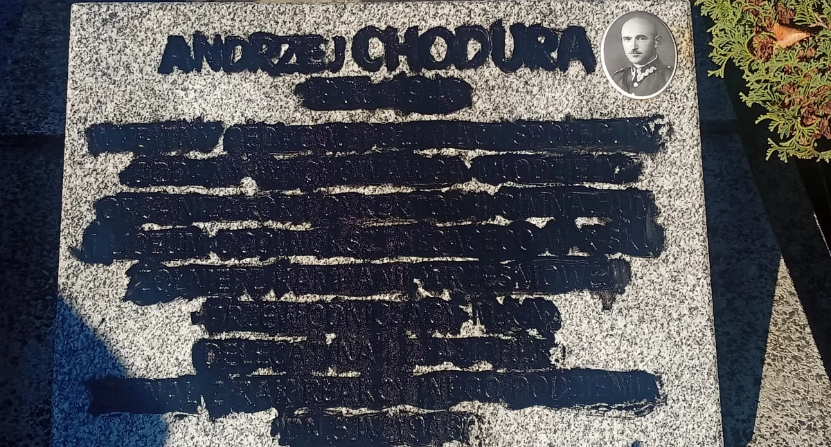 Na zdjęciu: Zniszczony grób Andrzeja Chodury 
