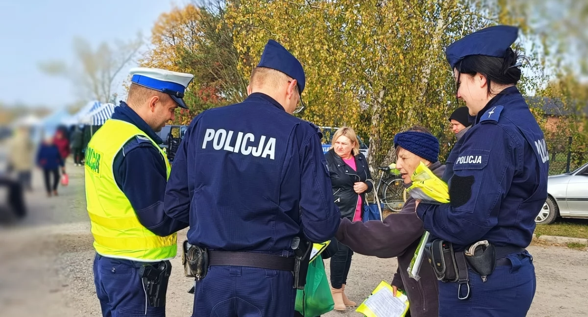 Na zdjęciu: Policjanci rozdawali odblaskowe kamizelki, fot. KPP Radomsko