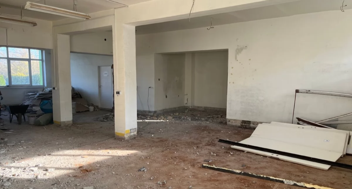 Na zdjęciu: Wnętrze budynku, który przejdzie remont, fot. Facebook/MOPS Radomsko
