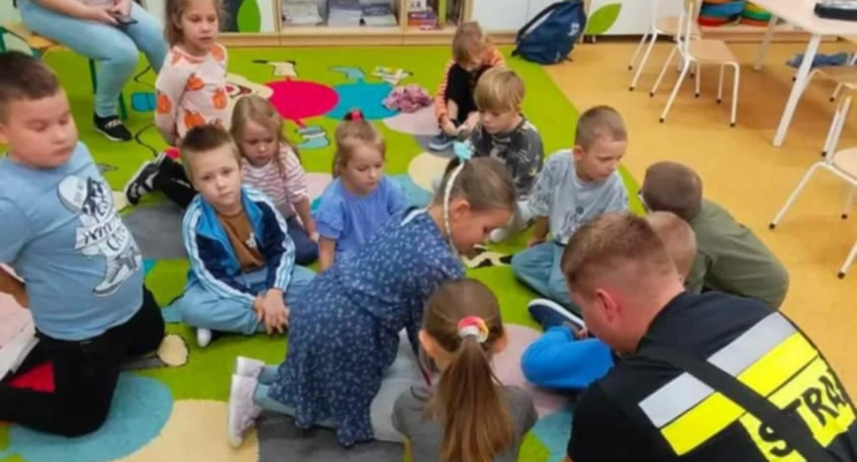 Na zdjęciu: Zajęcia ze strażaki w szkole w Wielgomłynach, fot. Facebook/OSP Wielgomłyny 