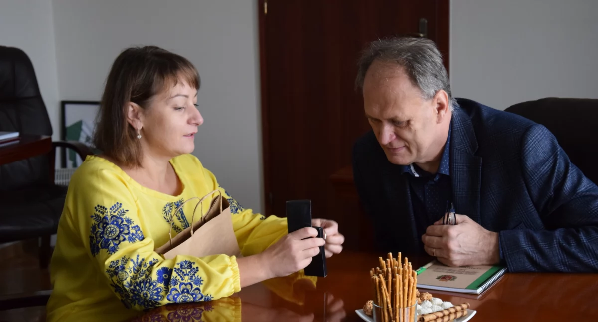 Na zdjęciu: Maryna Zherevchuk z prezydentem Jarosławem Ferencem, fot. Facebook/UM Radomsko
