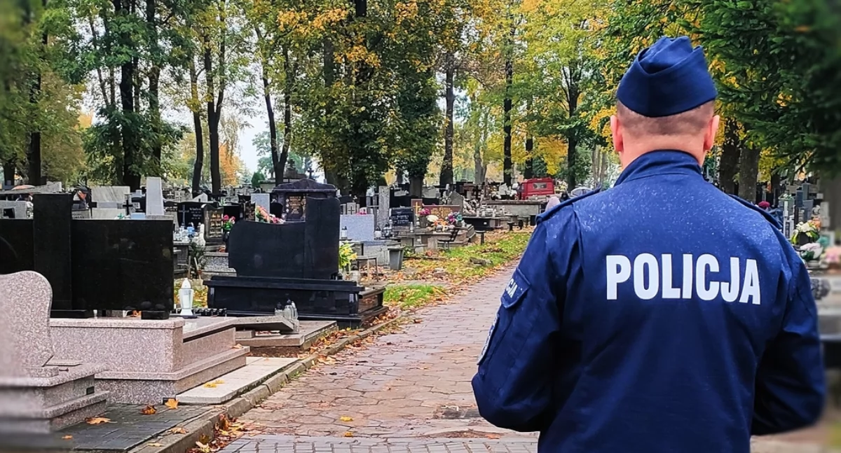 Na zdjęciu: Policjant na cmentarzu, fot. KPP Radosmko