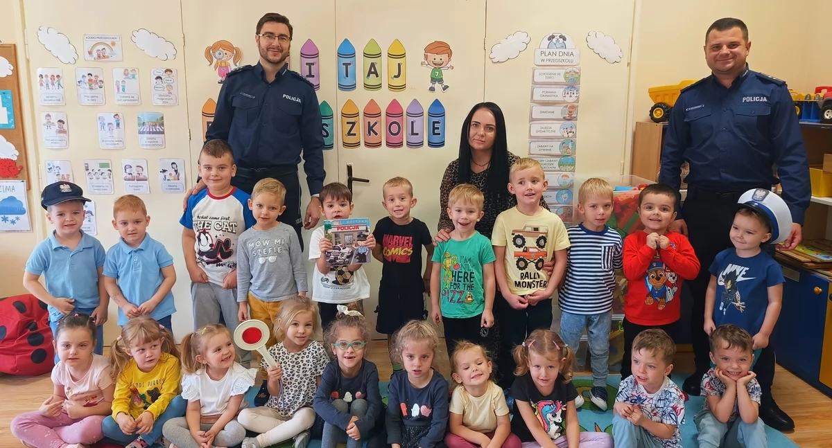 Na zdjęciu: Policjanci z wizytą w PP nr 2, fot. KPP Radomsko