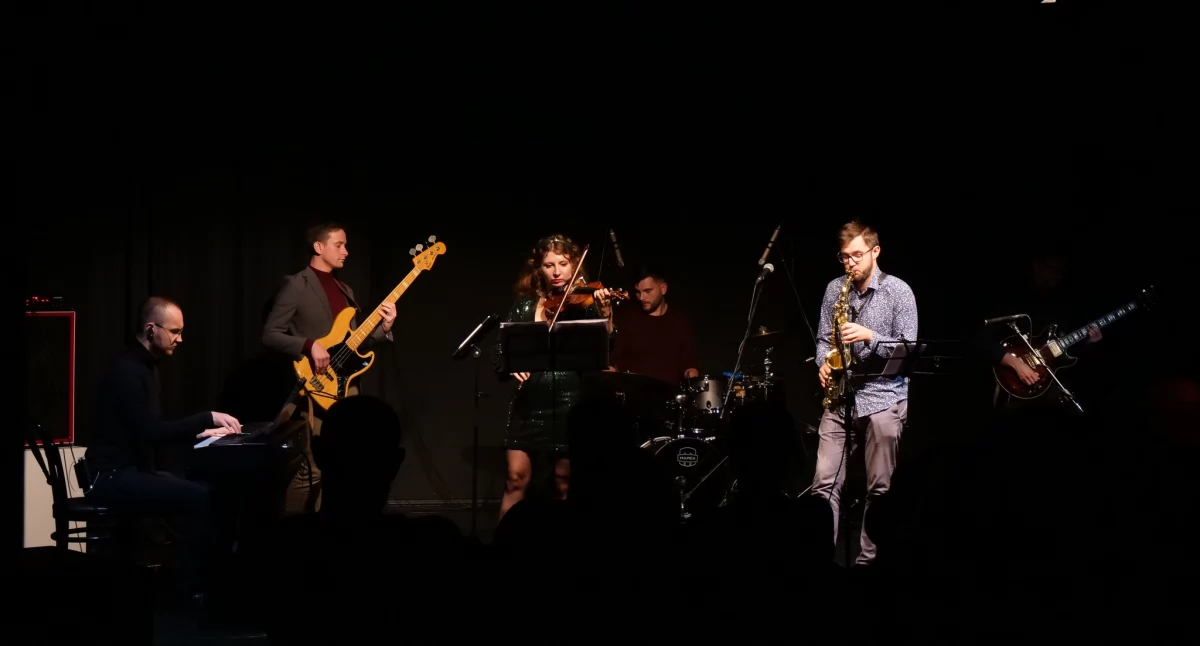Na zdjęciu: Wonky Town na scenie w MDK, fot. Facebook/MDK Radomsko